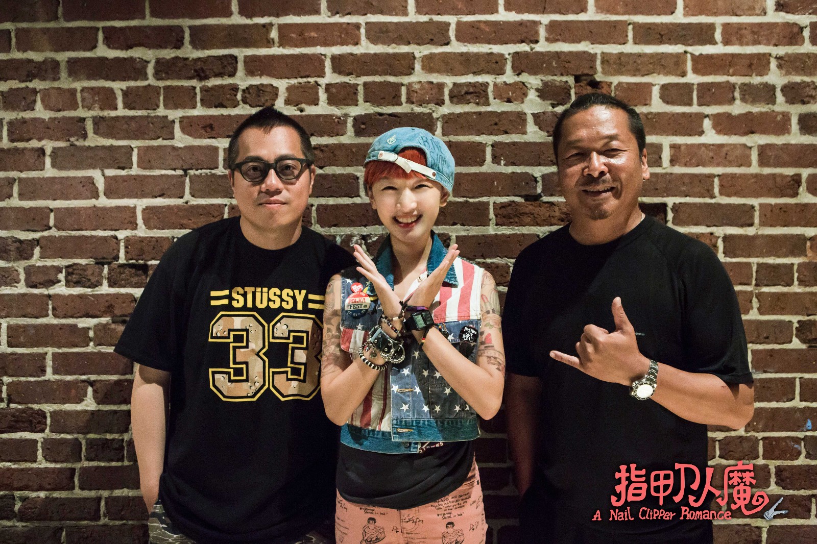 周冬雨和監(jiān)制導演的合影 搞怪調(diào)皮.jpg